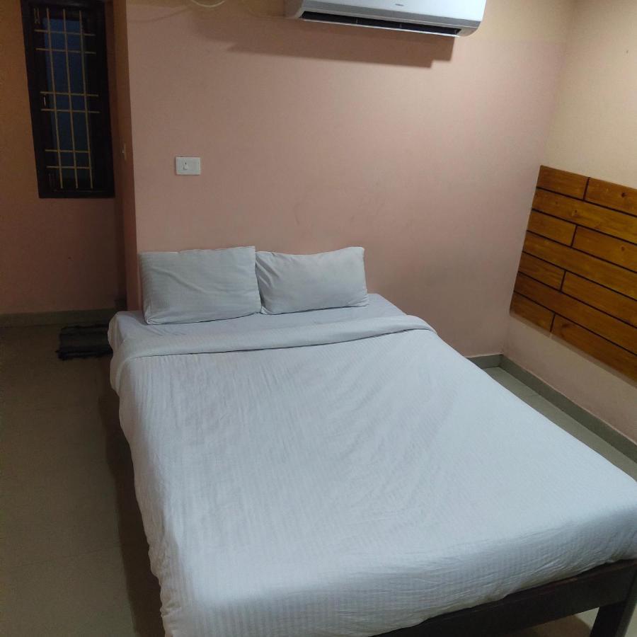 J J Residency Hotel Puduccseri Kültér fotó