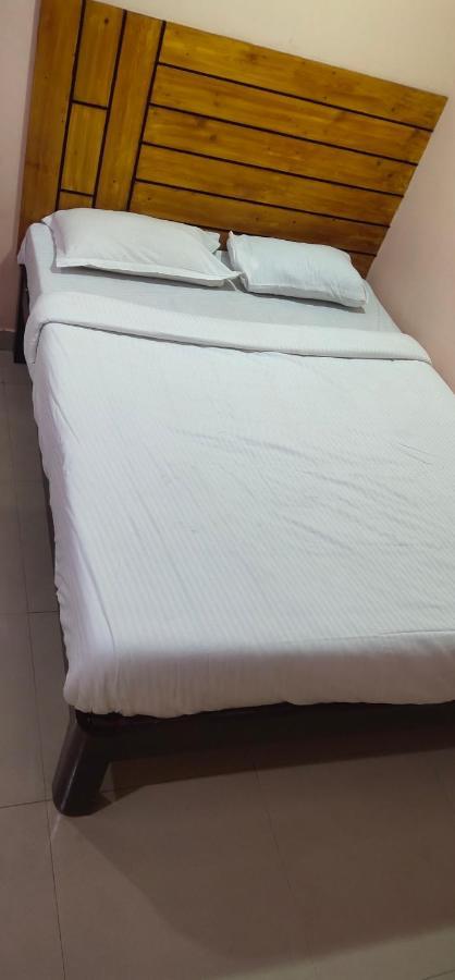 J J Residency Hotel Puduccseri Kültér fotó